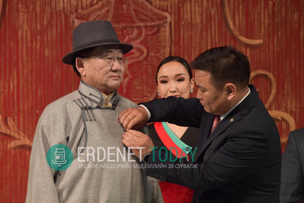 Уурхайчид Монгол Улсын Засгийн газрын шагнал хүртлээ
