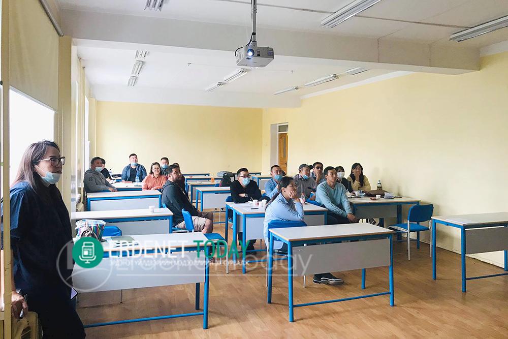 Тээвэр, ложистикийн төвийнхөн  номын дуу сонсож байна