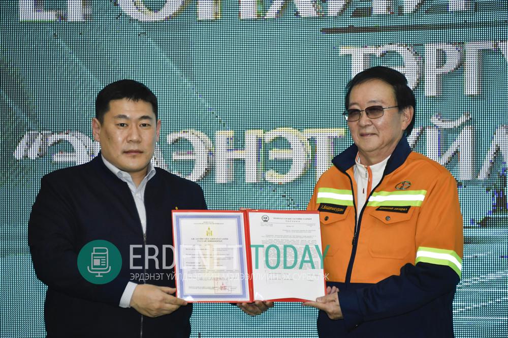Ерөнхий сайд үйлдвэрлэл технологийн парк байгуулах тогтоолыг Эрдэнэт үйлдвэрийн хамт олонд гардууллаа