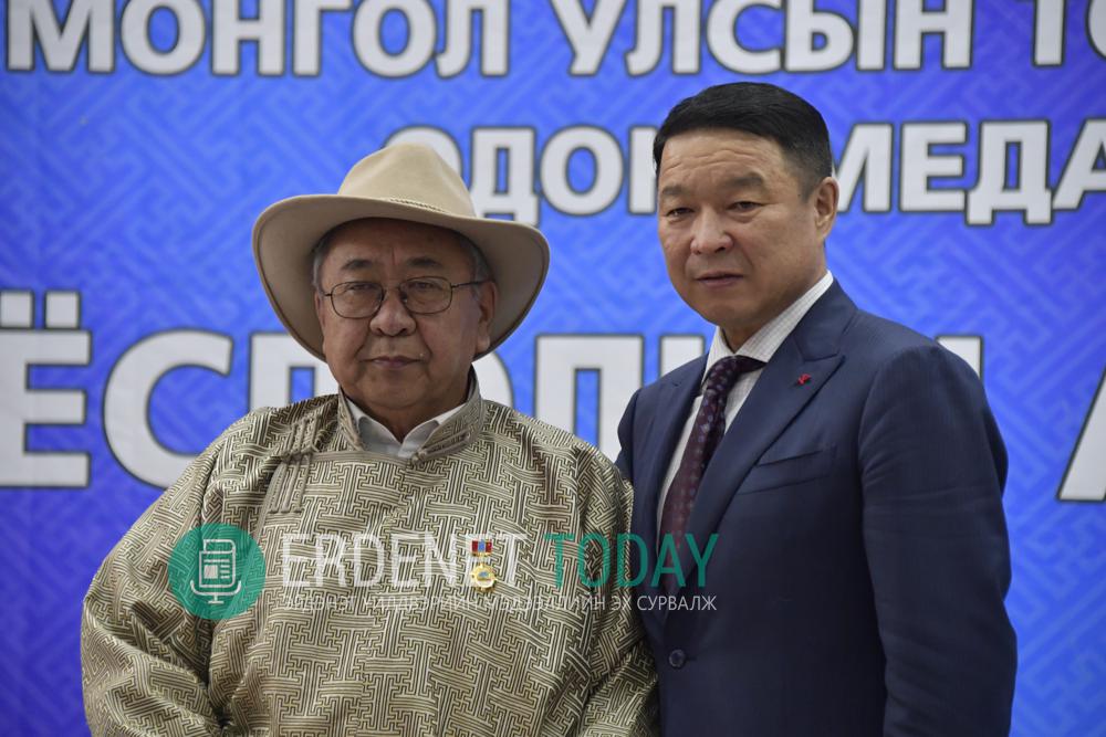 Эрдэнэт үйлдвэрээс Гавьяат цолтон  ихэрлэн төрлөө