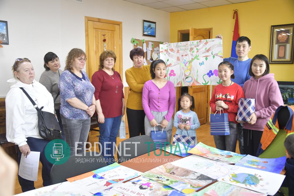 Орос эмнэлгийн ажилтнууд хүүхдүүдийн дунд гар зургийн уралдаан зохион байгуулав