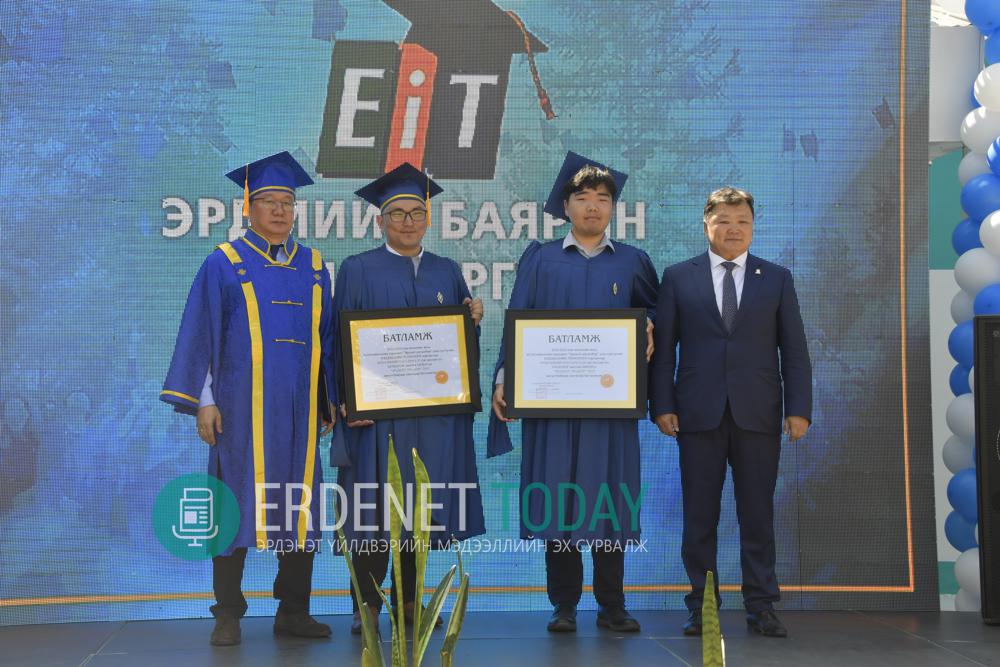 Онц төгсөгч Б.Ганбат, Г.Мөрөн нар Эрдэнэт үйлдвэрт ажиллах эрхийн батламж гардлаа