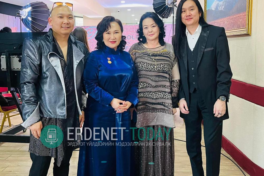 “Mongolian songs” дуу бүтээгчдийн шоунд уурхайчид “гал гарсан” үзүүлбэртэй оролцлоо