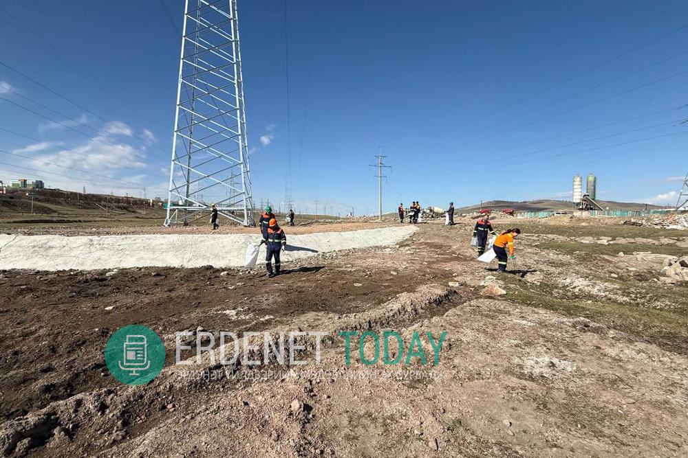 Хангал голын дагуу 21 тонн хог хаягдал цэвэрлэв