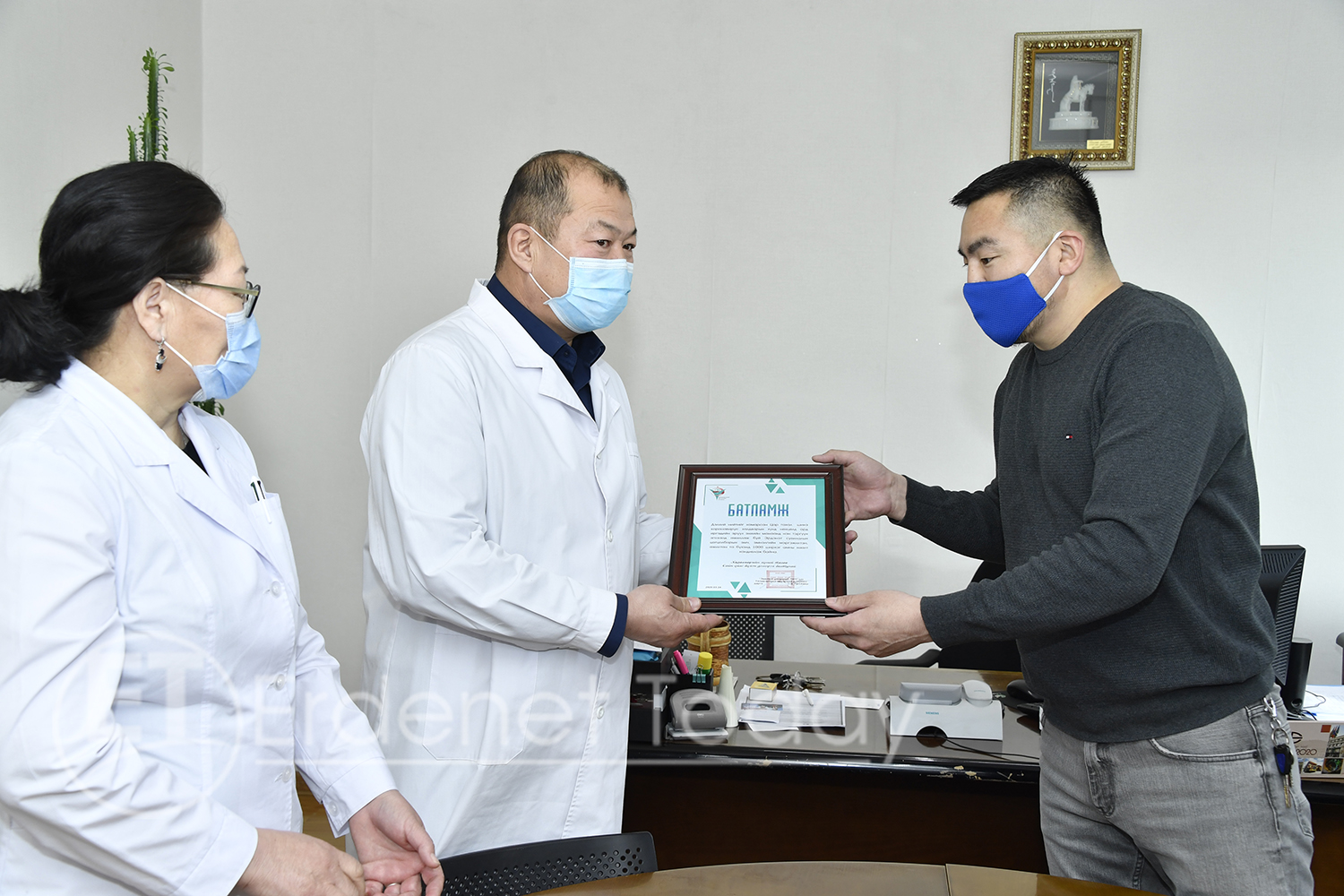 Үйлдвэрчний эвлэл “Эрдэнэт” сувиллын цогцолборт  амны хаалт хандивлав