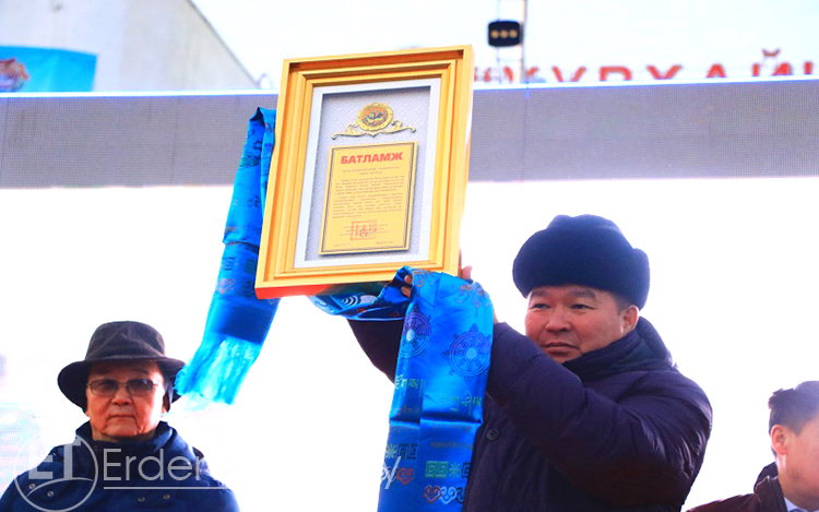 Гурван ихэр хүүхэд төрүүлсэн хоёр өрхөд орон сууц олгов