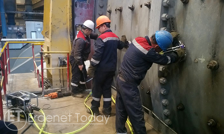 Засварчид дэвшилтэд түлхүүр багаж ашиглаж байна