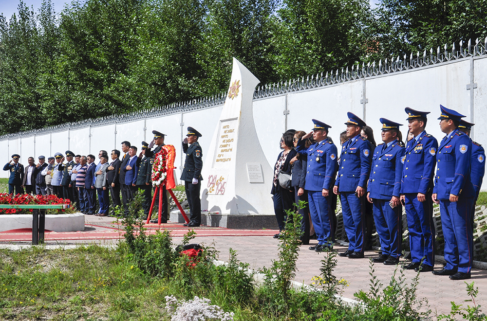 Эрдэнэтчүүд Халхын голын дайны 80 жилийн ойг ёслол төгөлдөр тэмдэглэж байна